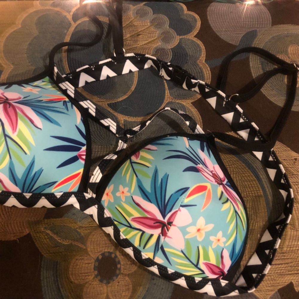 Bikini - Picture 3 of 3